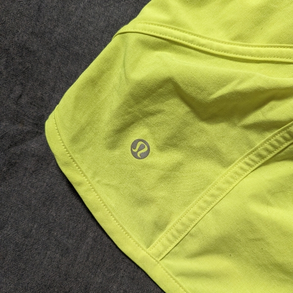 Women Lululemon Tracker Mid-Rise Lined Short 4" Highlight Yellow Size 8 - Picture 3 of 6